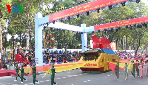 งานซ้อมใหญ่พิธีฉลองครบรอบ 40 ปีวันปลดปล่อยภาคใต้และรวมประเทศเป็นเอกภาพที่นครโฮจิมินห์